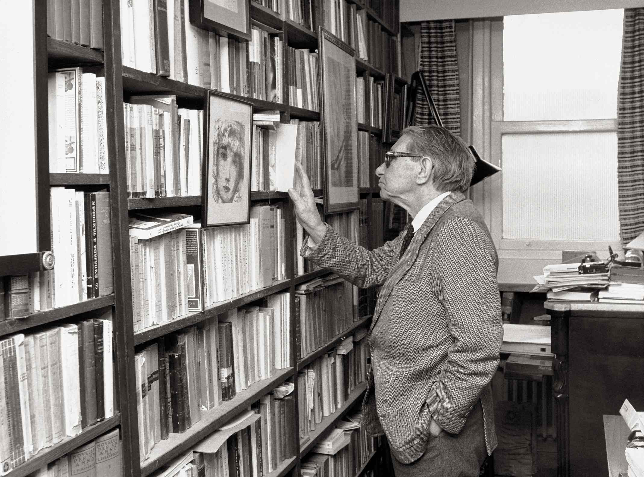 Jorge Salvador: GTB na biblioteca da súa casa da Gran Vía, Salamanca, 1996.