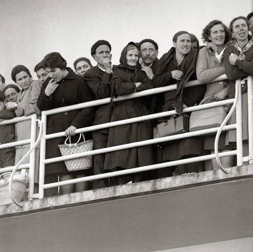 Familiares no porto de Vigo pendentes do desenvolvemento do secuestro do Santa María María