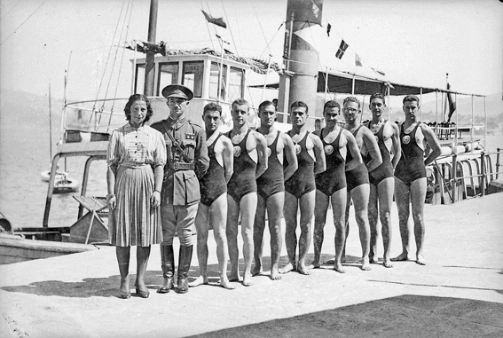 O equipo Intendencia nos campionatos militares de natación en Vigo. 1940