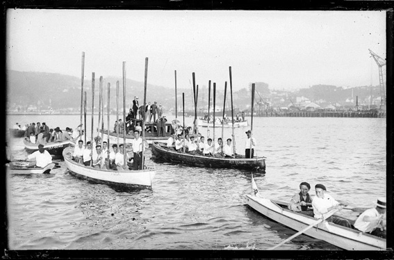 Traíñas Hortensia e Lola, de Espiñeiro, gañadoras do primeiro e segundo premio nas Festas de Vigo. 1926.