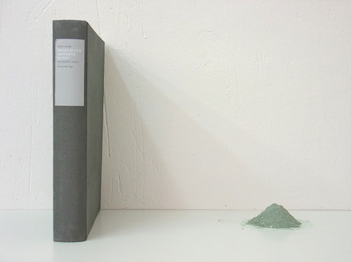 Jesús Pedraza Villalba, Museum für Moderne Kunst, 2007. Libro lijado y polvo. Book with sandpaper abrassion and powder