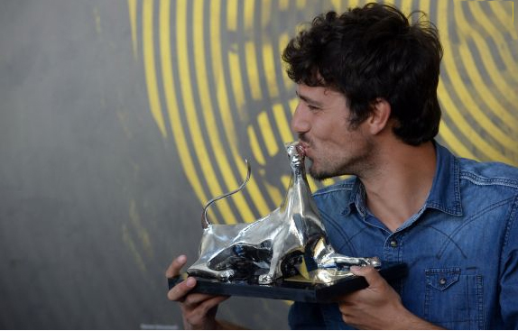 Lois Patiño co seu premio no festival de Locarno