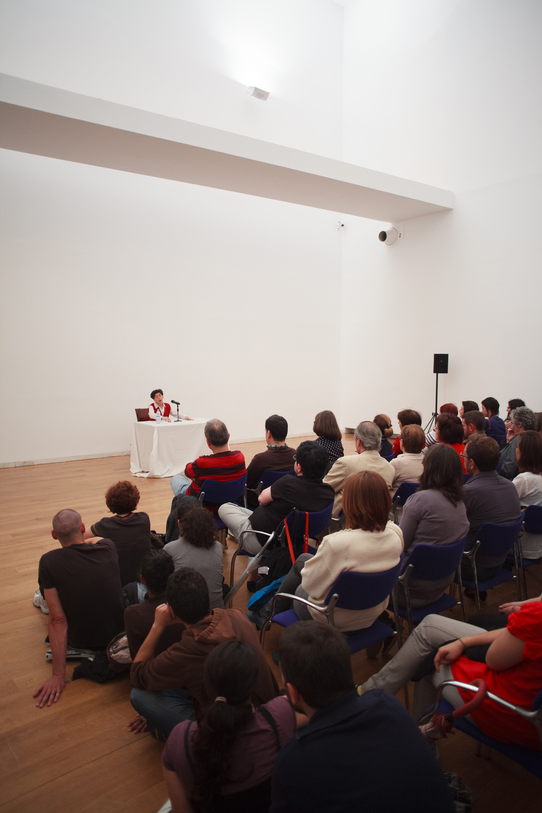 Performance de Esther Ferrer no Centro Galego de Arte Contemporánea, Santiago de Compostela, 5 de xullo de 2012. 