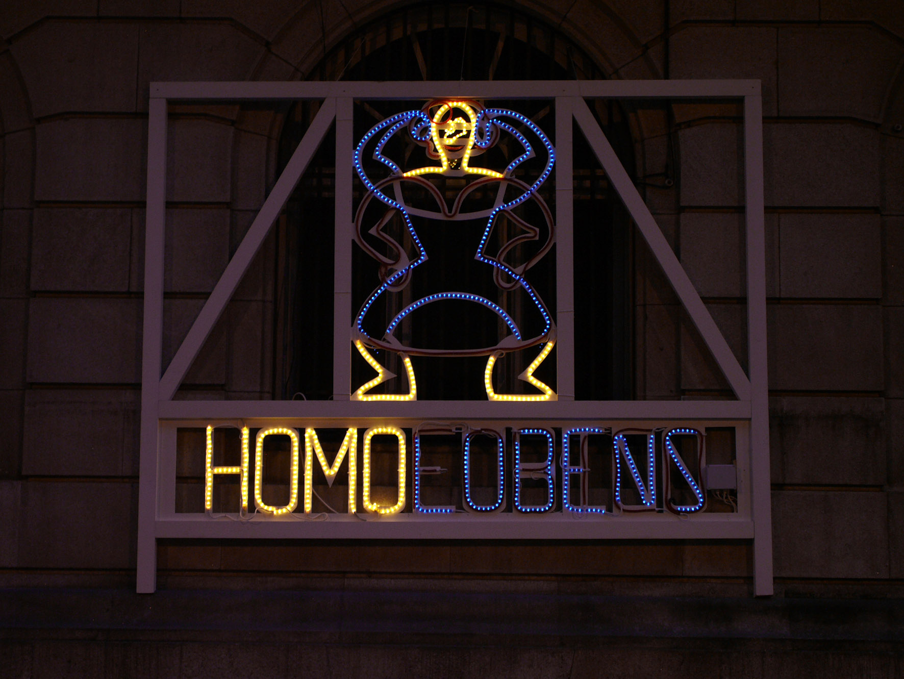 Carla Cruz, <i>Homoludens</i>, instalación luminosa.