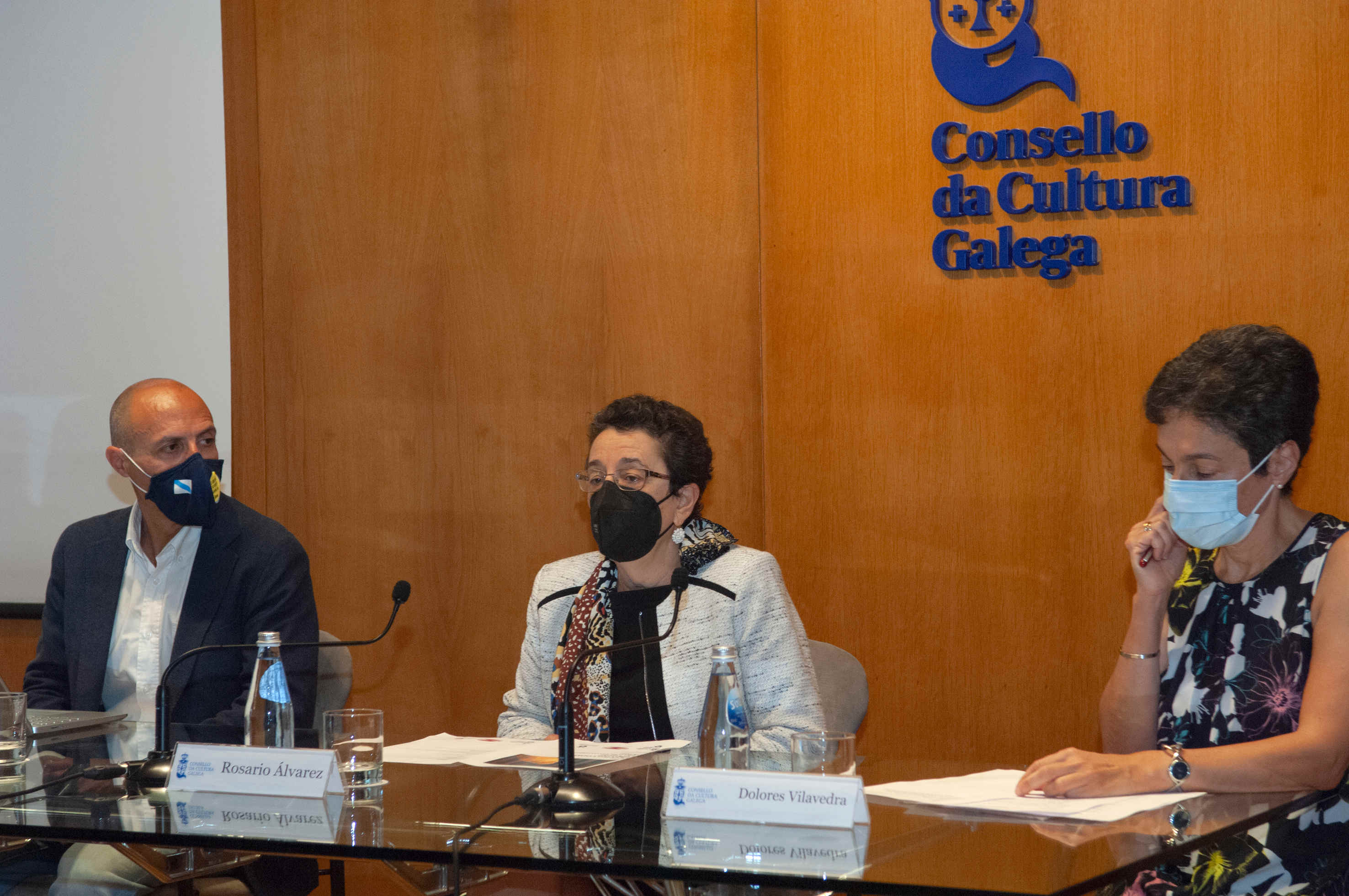 Carlos Amoedo, Rosario Álvarez e Dolores Vilavedra na inaguración de Dereito contra cultura?. Fonte: Consello da Cultura Galega.