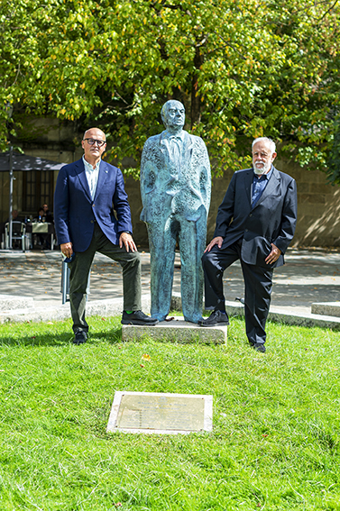 Manuel Blatar e Gonzalo Suárez  posan coa estatua a Eduardo Blanco Amor                     Foto: Deputación Provincial de Ourense