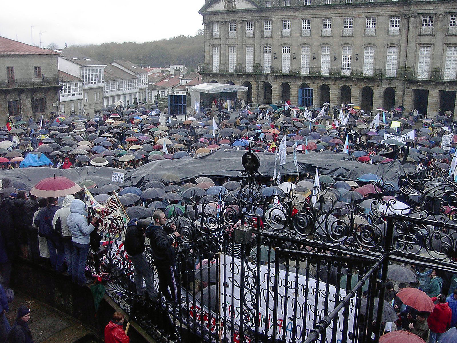 Manifestación dos paraugas. 1 de decembro de 2002. Santiago de Compostela.