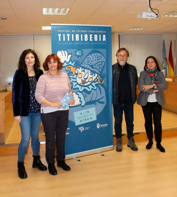 A presidenta da Asociación Cultural Morreu o Demo, Comba Campoi; e a coordinadora do Titiriberia, Larraitz Urruzola, xunto á concelleira de Cultura de Teo, Maite Argibay, e ao deputado de Cultura da Deputación da Coruña, Xurxo Couto                   FOTO: Titiribeira