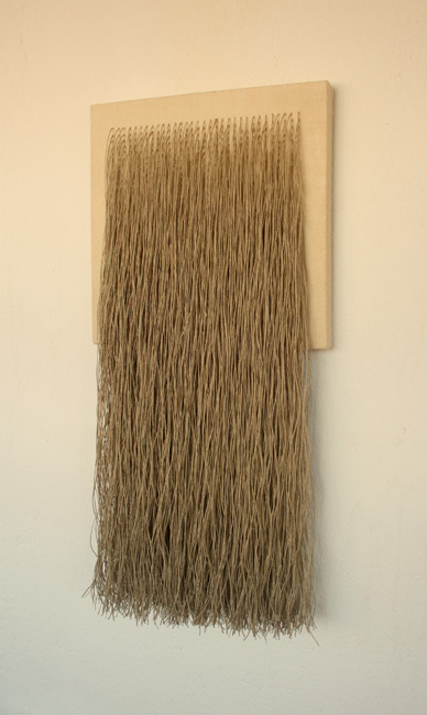 Mauro Trastoy. <i>Cuadro para peinar</i>. 2011. Bastidor, esteira e corda de cánabo, 80x40x10 cm. Cortesía do artista. 