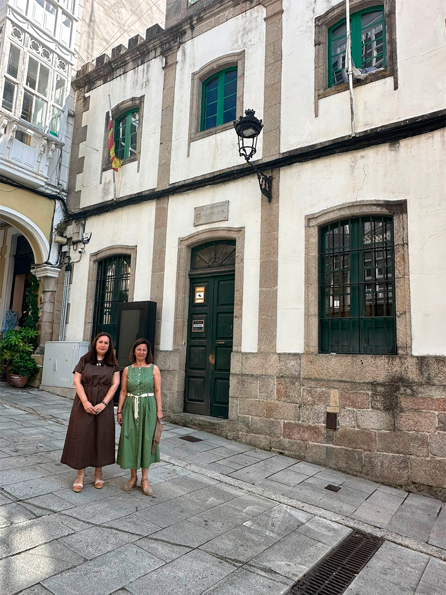 A alcaldesa María Barral, coa deputada de Cultura, Natividad de Jesús González Rodríguez. xunto ao edificio que hoxe alberga a Policía Local e que nun futuro estará asentada a Oficina de Turismo.