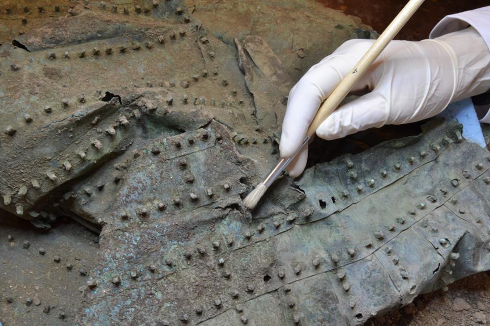 O caldeiro durante a restauración. Foto: Equipo arqueolóxico Deputación de Pontevedra