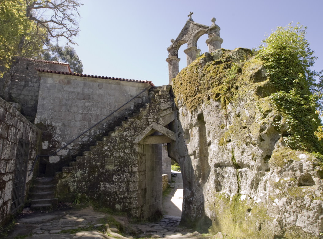 Campanario de San Pedro de Rocas. Fotografía de Turismo de Galicia.