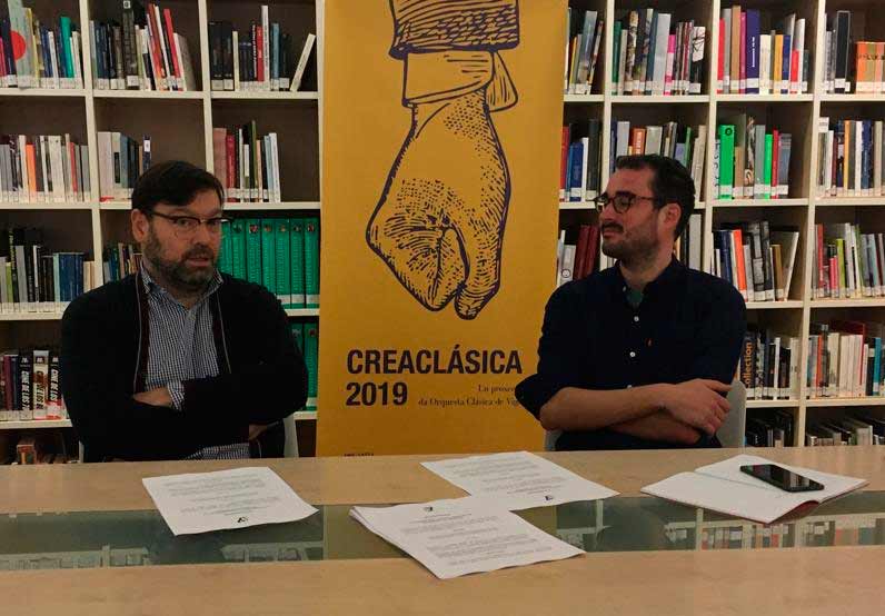 Juan Rivas, Presidente de SGAE Galicia (esquerda) e Manuel Martínez Torres, Director técnico da Orquesta Clásica de Vigo, durante a presentación.