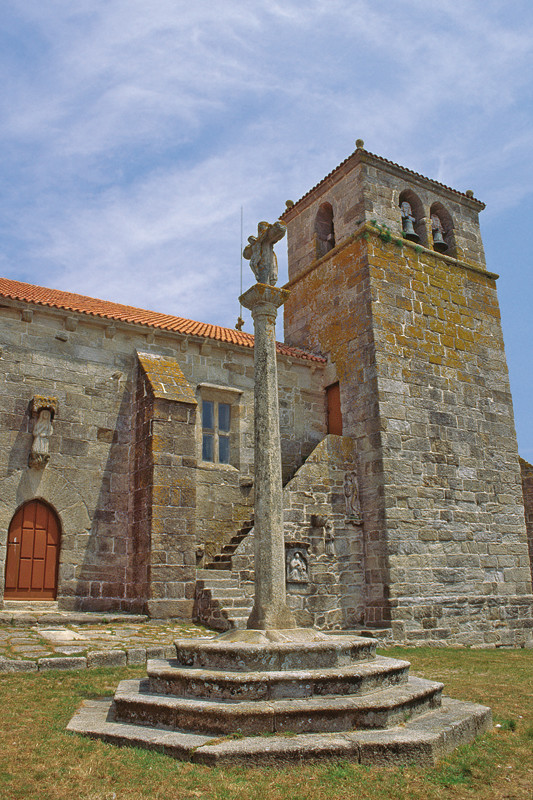 Cruceiro e igrexa de Santa María da Atalaia. Fonte: Turismo de Galicia