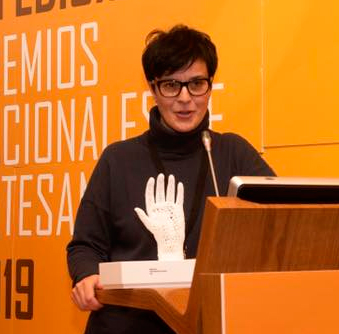 A zoqueira Elena Ferro recibindo en 2019 o Premio Nacional de Artesanía