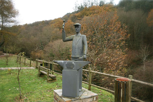 Monumento de homenaxe ao ferreiro en Ferreiravella