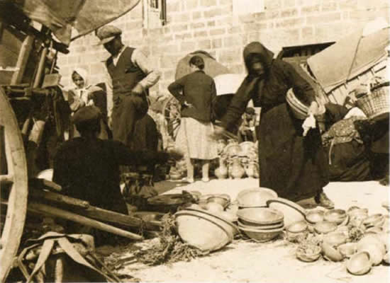 Feira de cacharros en Allaríz. (Arch. X. L.) 