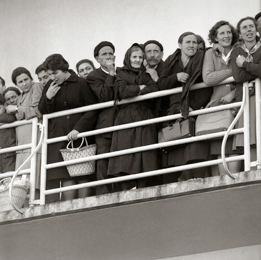 Familiares no porto de Vigo pendentes do desenvolvemento do secuestro do Santa María.