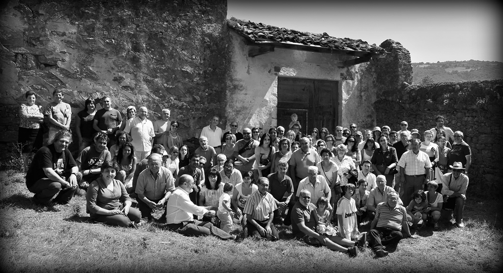 Veciños, simpatizantes e membros de O Sorriso de Daniel diante da porta de San Paio de Abeleda, o día de inauguración da mostra