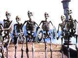 Ray Harryhausen con unha das súas creacións