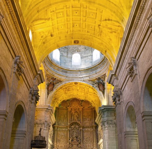 Cúpula da igrexa do Colexio do Cardeal, coa fenda causada polo terremoto. Fonte: Turismo de Galicia