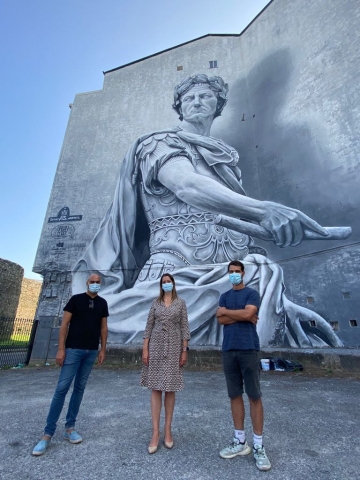 Inauguración do mural de Diego As coa alcaldesa Lara Méndez e o concelleiro de Xuventude de Lugo, Mauricio Repetto