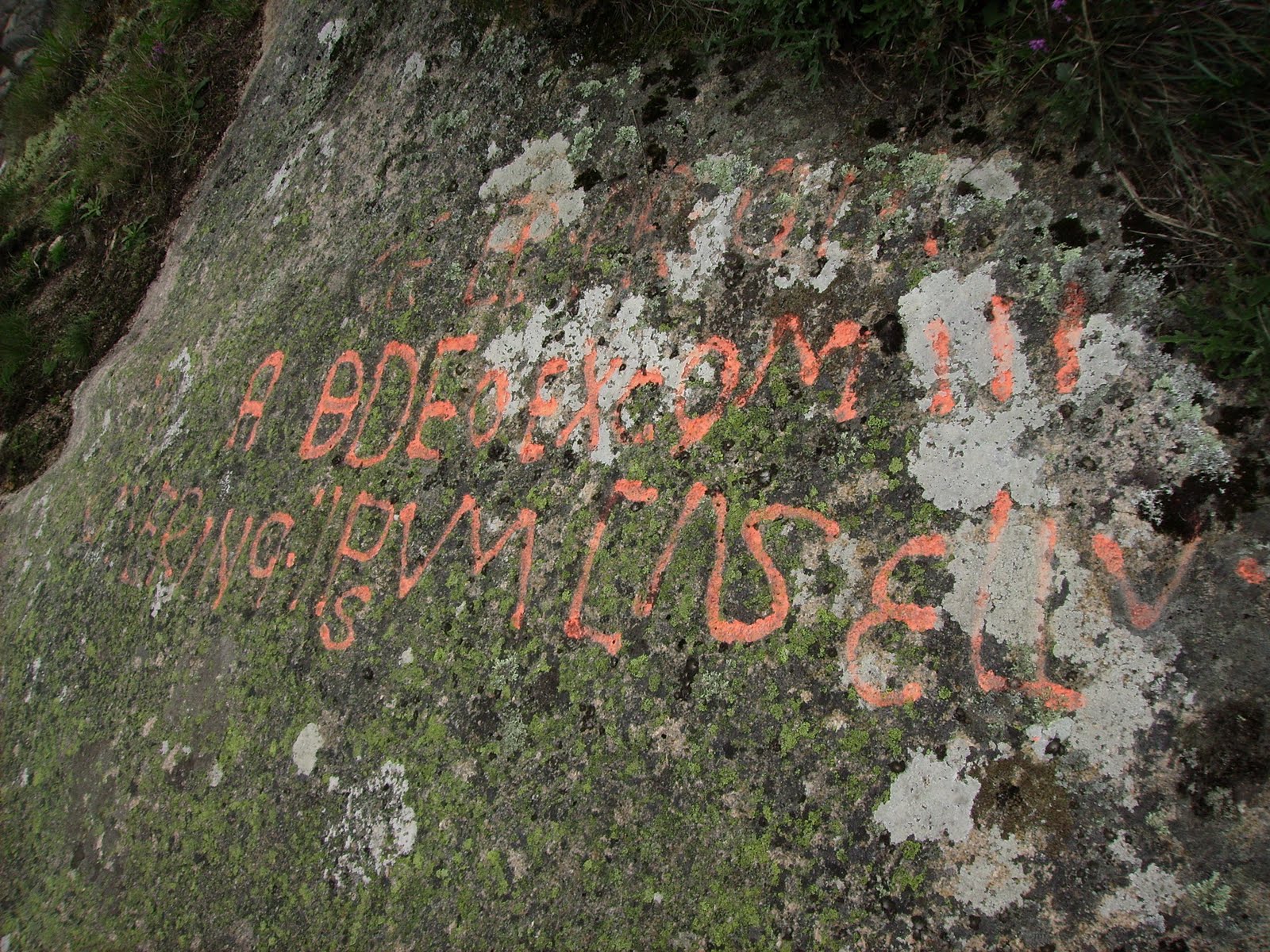 A inscrición vandalizada