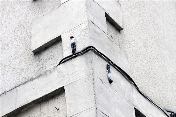 Obra da serie <i>Cement Eclipses</i>. Isaac Cordal. Nantes, Francia. 