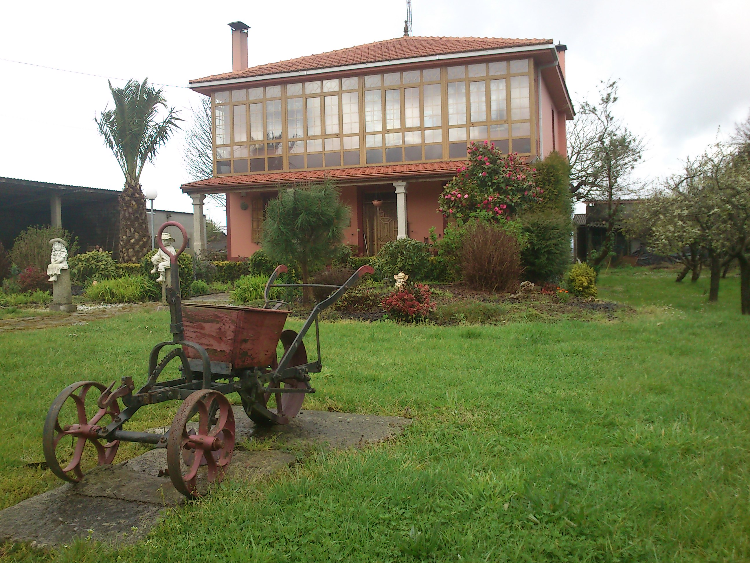 Sementadora de caixón de madeira e modelo descoñecido. A Pereira (Santa Comba)