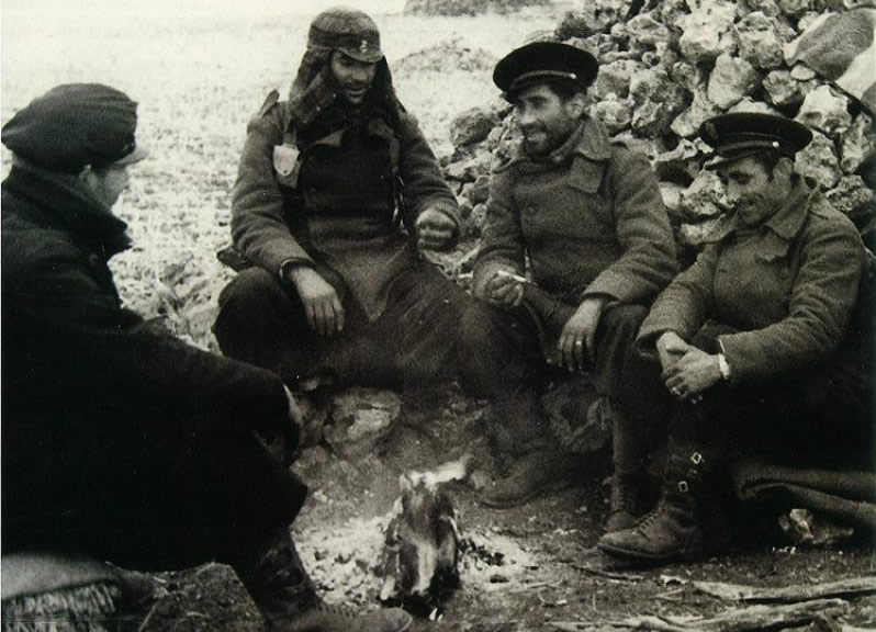 Un descanso na loita. Fotografía dos Irmáns Mayo. 