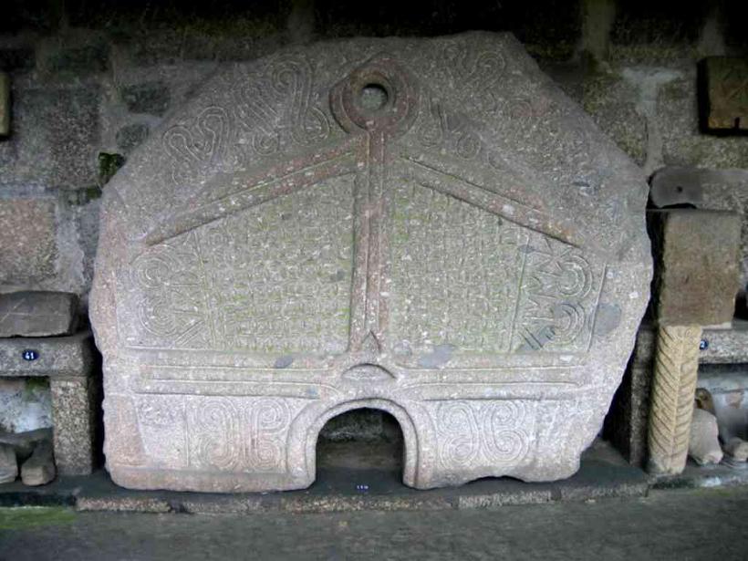 Pedra formosa dunha das saunas de Briteiros
