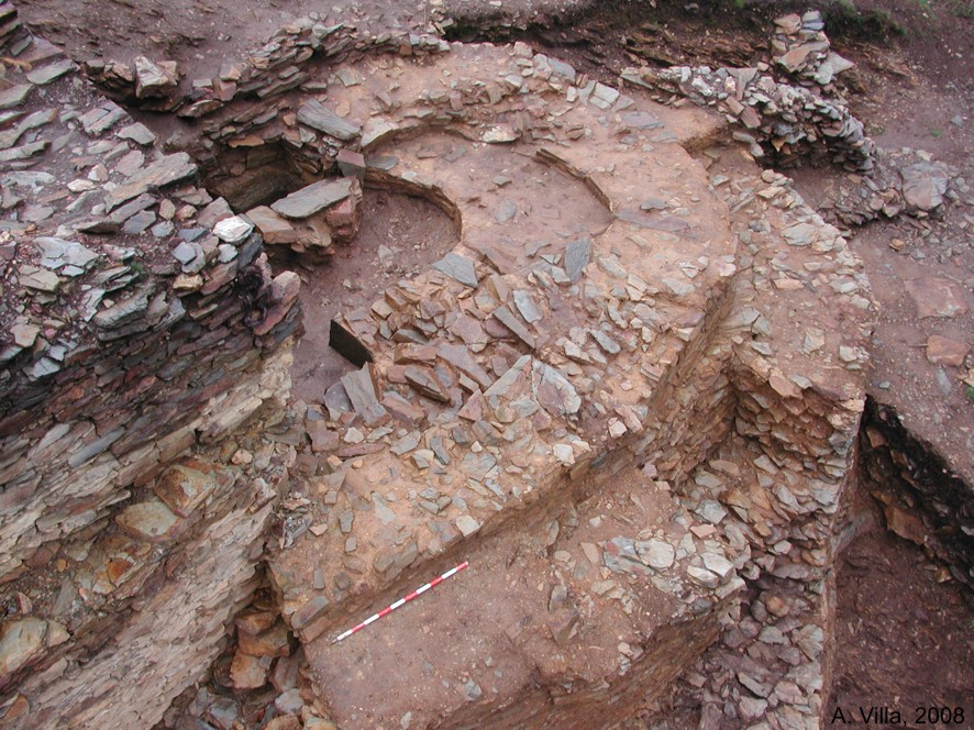 Sauna da Idade do Ferro sepultada por fortificacións romanas no castro de Pelou