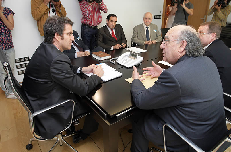 Núñez Feijoo, Barreiro Fernández e outros membros da RAG  durante a xuntanza. Foto: Xunta