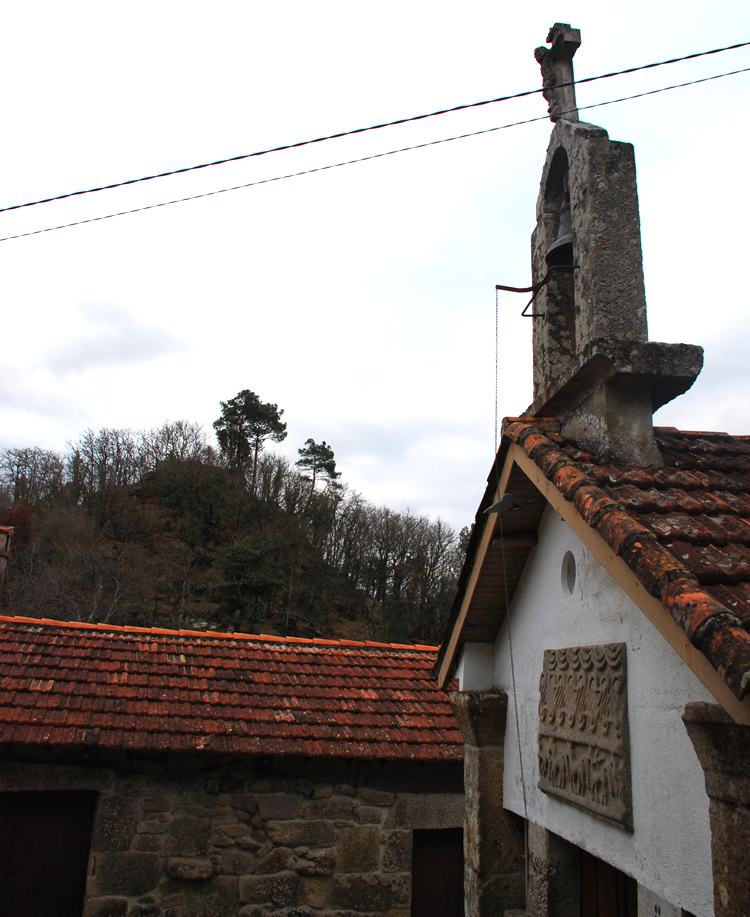 Baixorelevo de posible orixe castrexa na aldea de Formigueiro