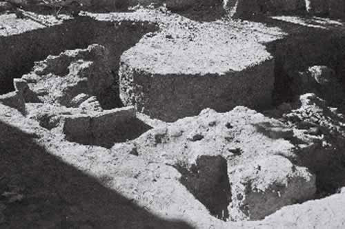 Escavacións en Santa María de Bretoña (1960). Fonte: Academia Galega de Belas Artes
