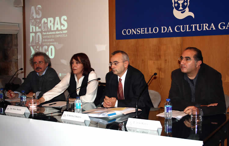 Detalle da mesa de debate celebrada no Consello da Cultura Galega. De esquerda a dereita,  Xabier Bermúdez, Maria Bouzas (moderadora), Alfonso Cabaleiro e Jorge Algora