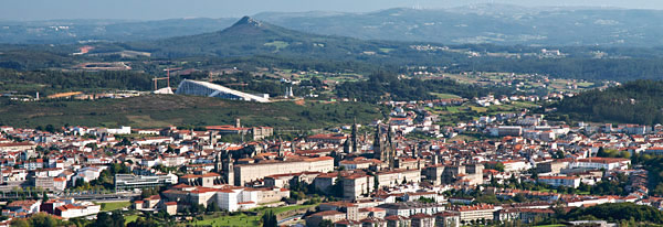 O Pico Sacro e Compostela desde o Monte Pedroso. Foto: César Candamo 