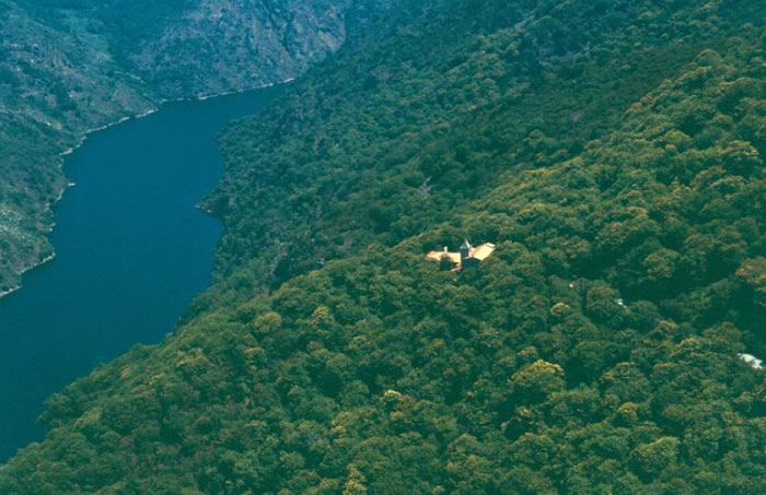 O río Sil e o mosteiro de Santa Cristina. Foto: Turgalicia