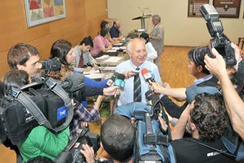 Juan Casares despois de depositar a súa papeleta electoral. Foto: USC