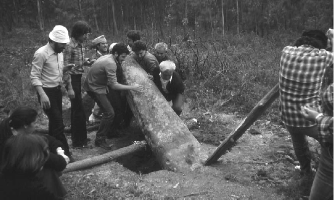 Repoñendo o menhir de Gargantáns, 1981. Foto: Grupo de Arqueoloxía Alfredo García Alén