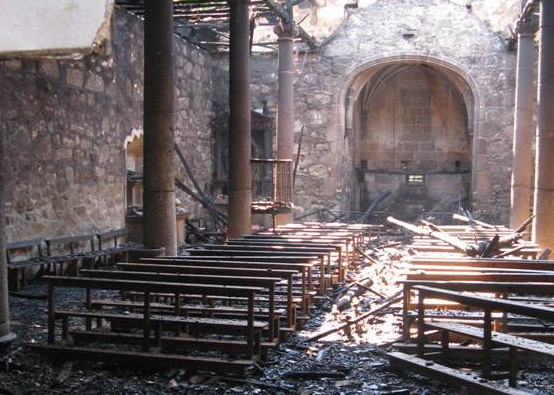 Interior queimado da Capela dos Remedios. Foto: Xunta de Galicia