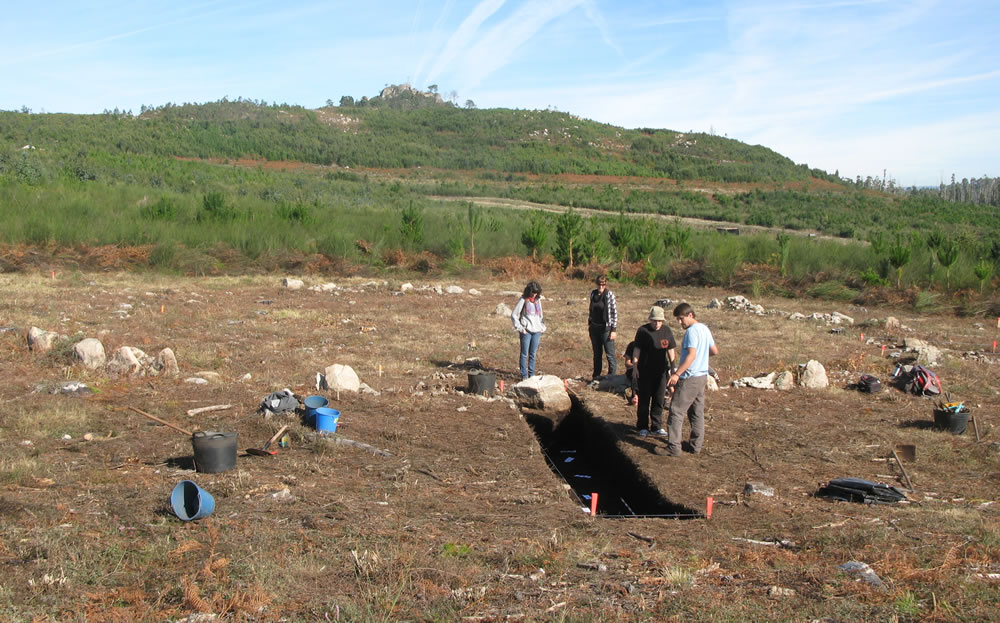 Escavación no círculo lítico do Monte Lobeira. Foto: LaPA / CSIC