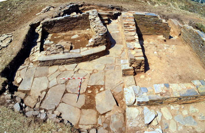 A praciña na que se atoparon os gravados. Castro de Formigueiros.Foto: Equipo de investigación de Formigueiros