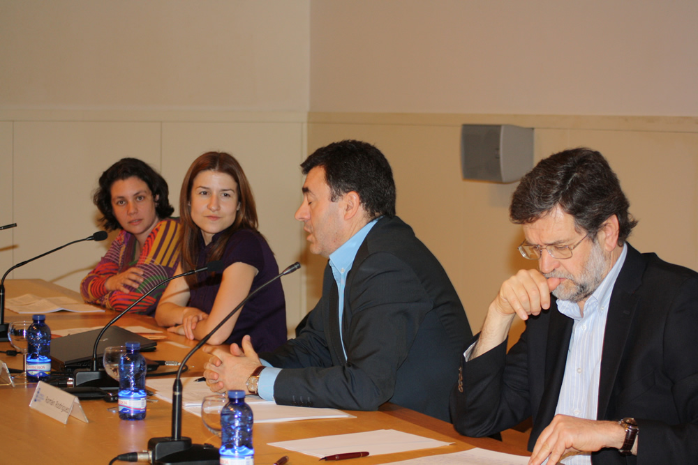 Desde a esquerda, Hermitas Valencia (BNG), Belén Regueira, moderadora, Román Rodríguez (PP) e Francisco Cerviño (PSOE). Foto: CCG