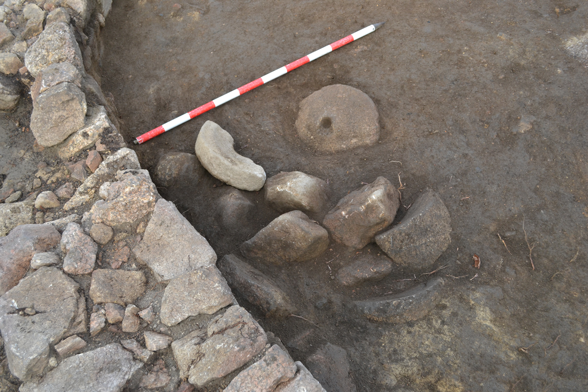 Conxunto de muíños apilados no interior dunha casa próxima á muralla. Foto: Equipo de escavación