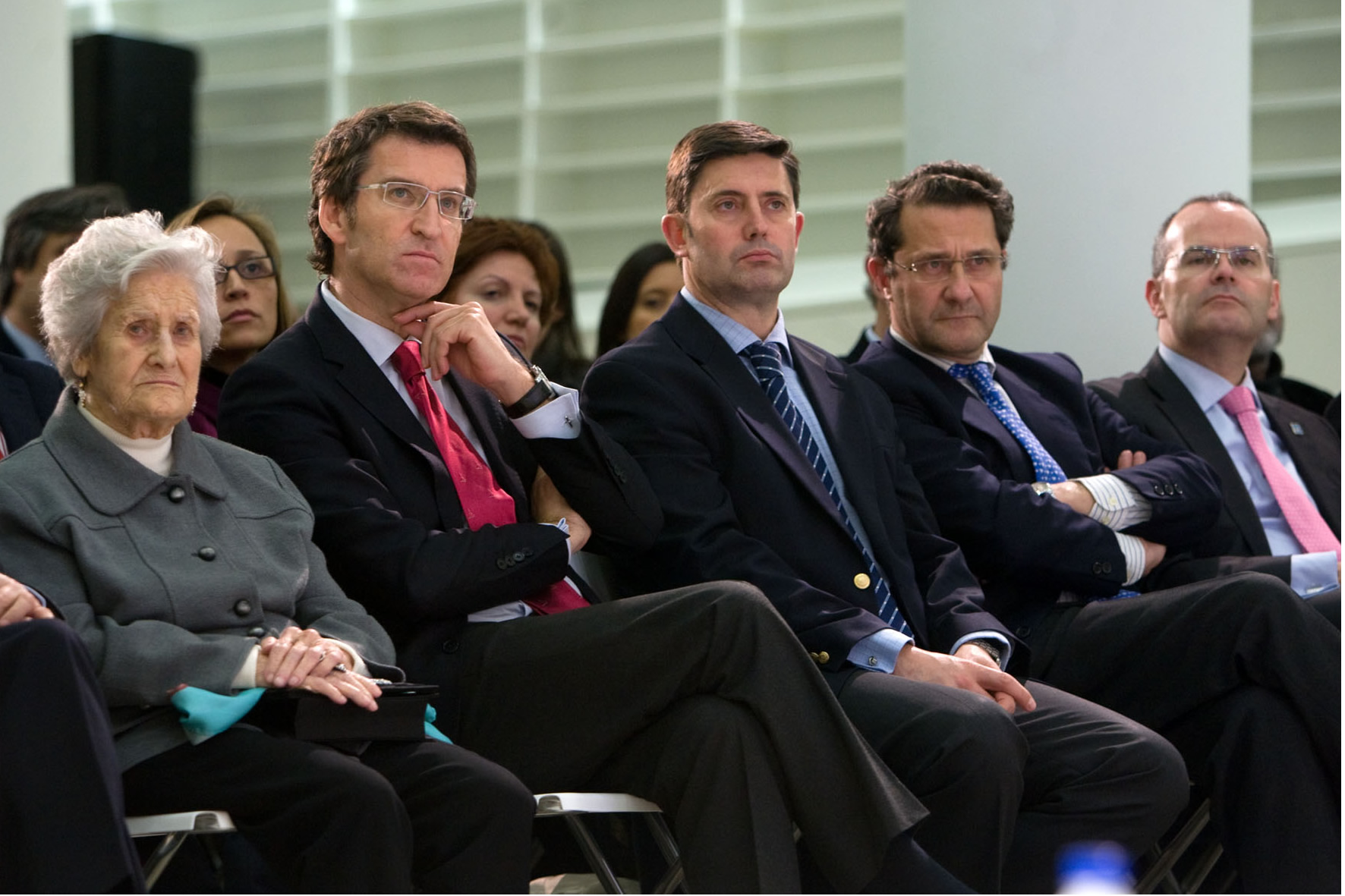 A viúva de Díaz Pardo co presidente da Xunta e outros representantes das Administracións. Foto: Xunta