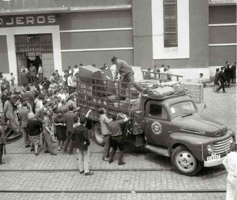 Emigrantes chegando ao porto da Coruña. Foto: Alberto Martí, da exposición <i>Os Adeuses</i>