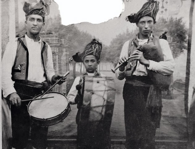 Nenos gaiteiros (A Estrada, ca. 1955). Fonte: Os instrumentos musicais na tradición galega