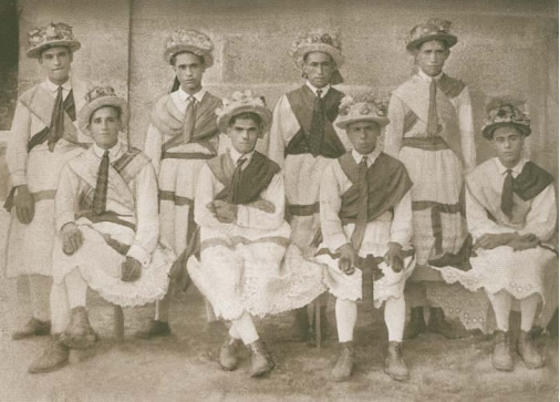 Danzantes de Vilanova dos Infantes (Celanova). Fonte: Danzas gremiais e procesionais da provincia de Ourense Escola provincial de Danzas - Agrupación Castro Floxo. Deputación provincial de Ourense