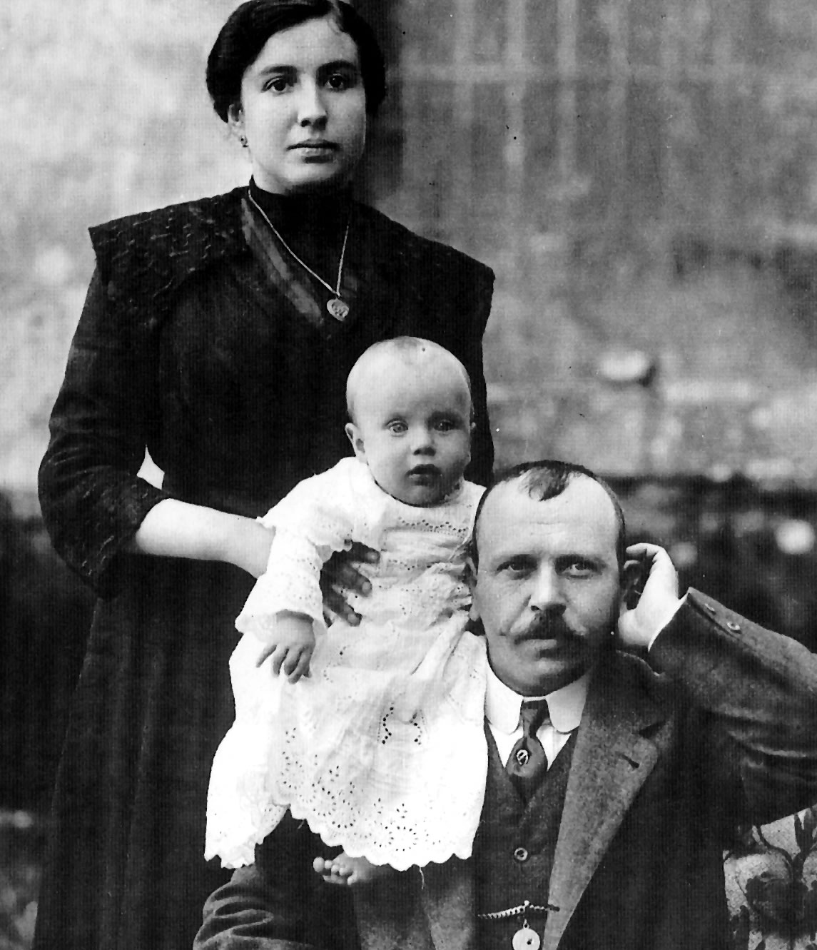 Detalle dunha fotografía de familia de Del Riego cos seus pais.